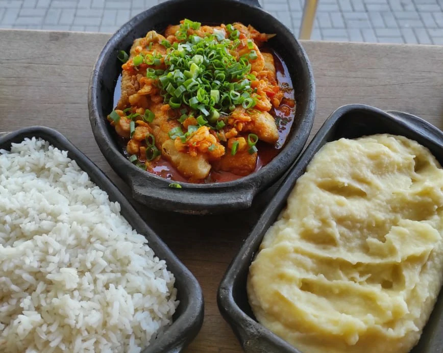 Filé de peixe ao molho de camarão