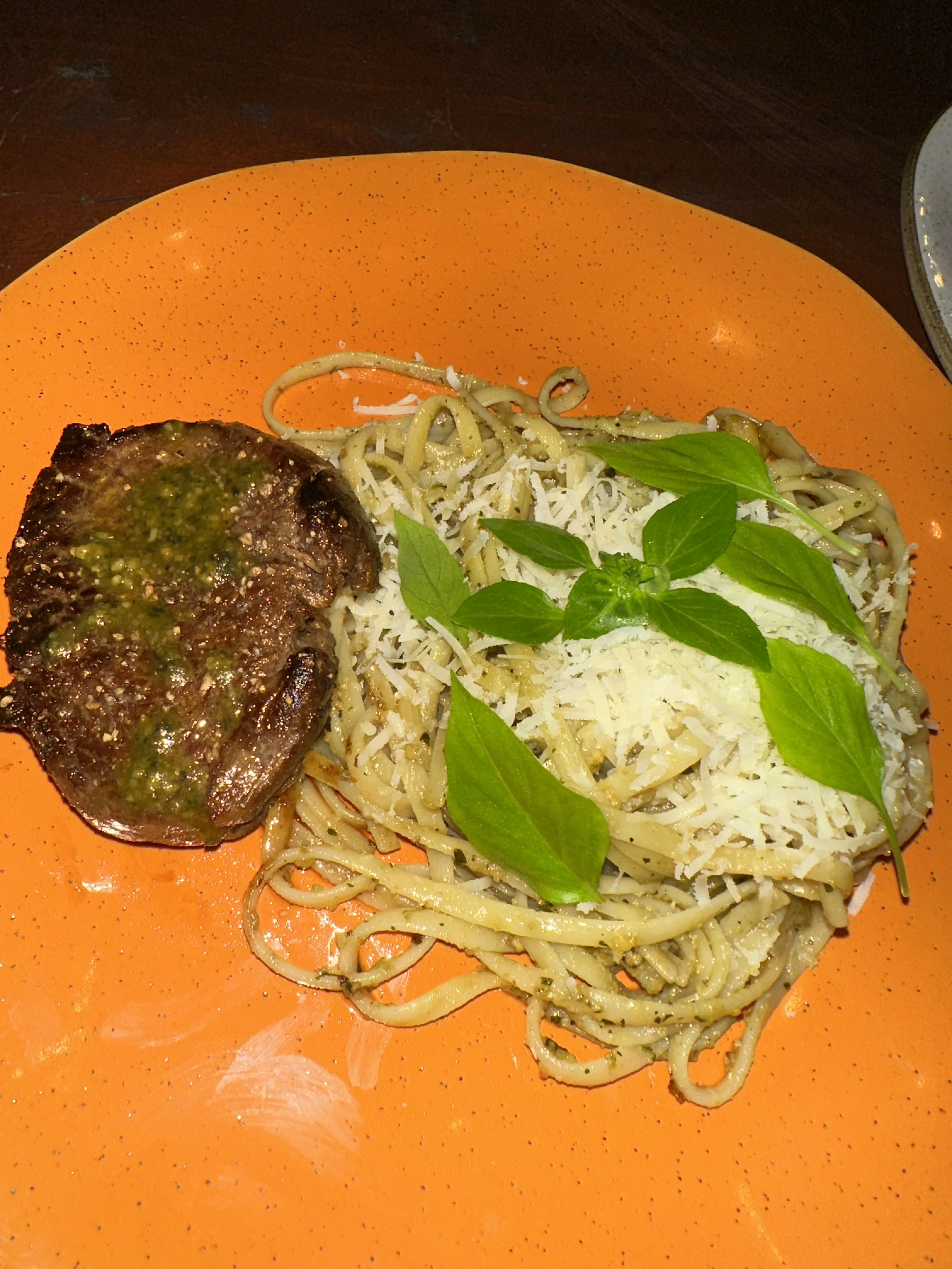 Tornedor de Filé Mignon, com Linguine ao Molho Pesto