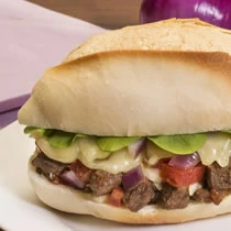 Pão com bife caseiro e queijo