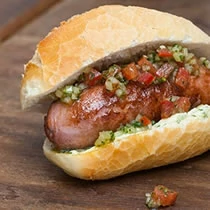 Pão com linguiça caseira