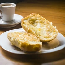 Pão com manteiga na chapa